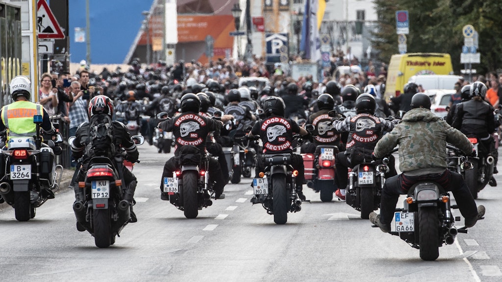 Motorradfahrer nehmen an der Demonstration des Rockerclubs Hells Angels in Berlin gegen das Verbot ihrer Vereinsabzeichen teil (Archiv).