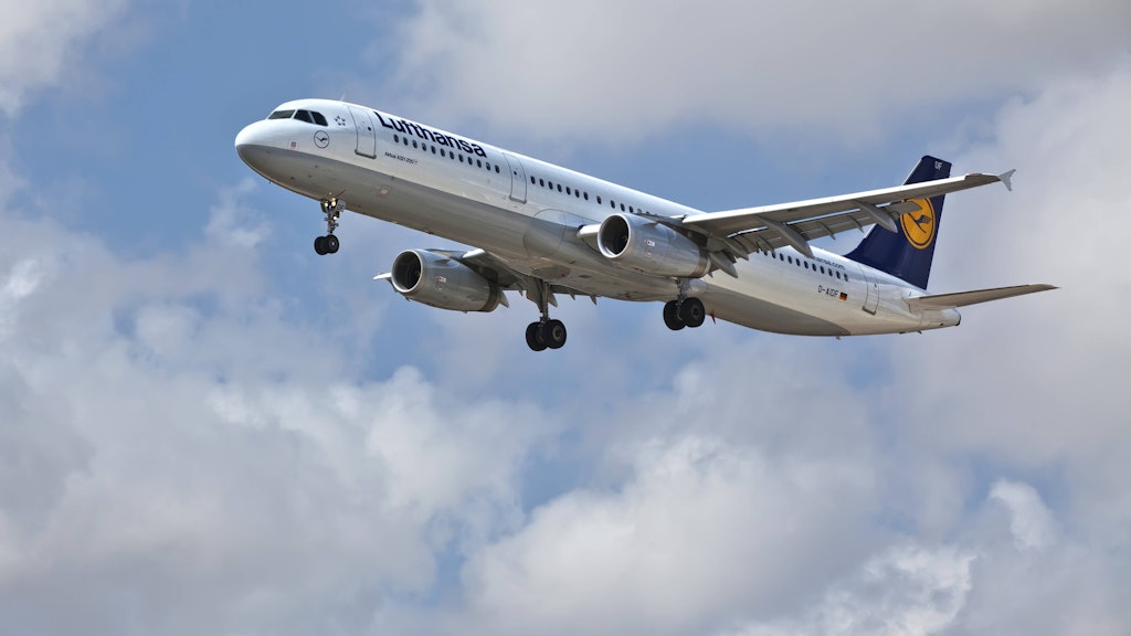 Ein Flugzeug der Lufthansa im Landeanflug auf Malta (Archiv).