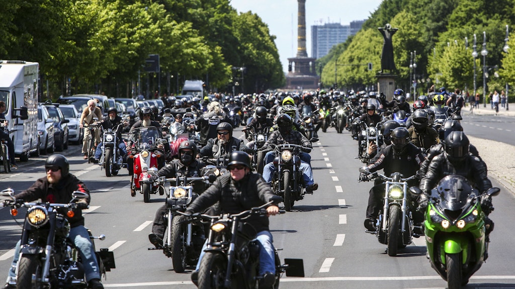 Zwei Motorradkorsos fahren am Sonnabend durch Berlin.