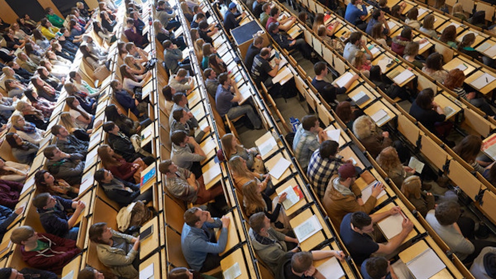 Studenten sitzen im großen Hörsaal.