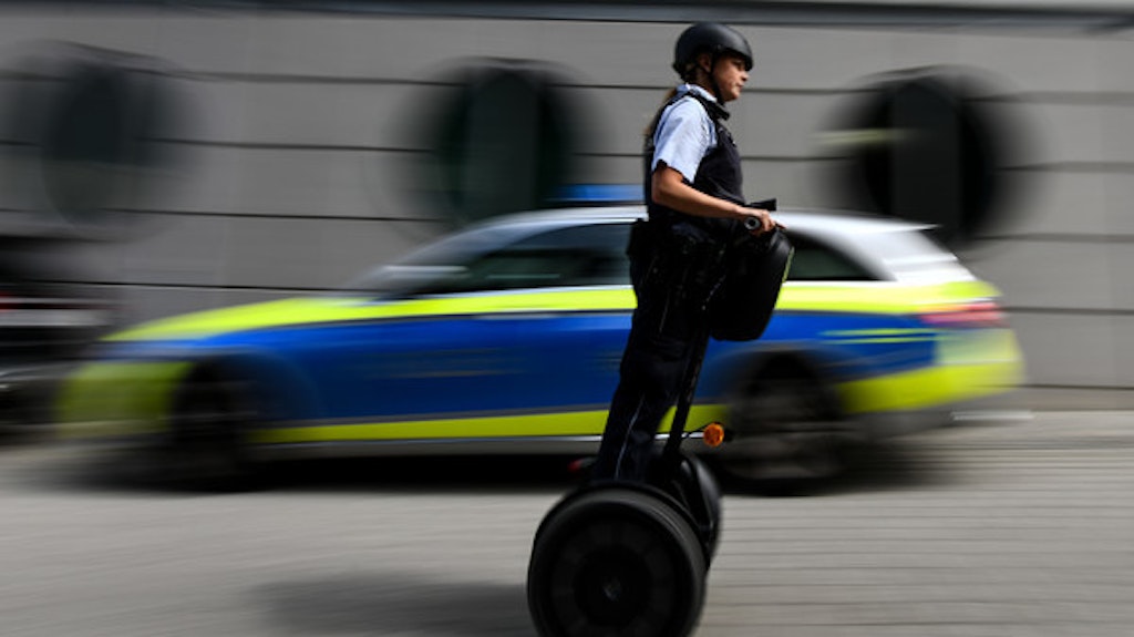 Einige Polizisten nutzen Segways.