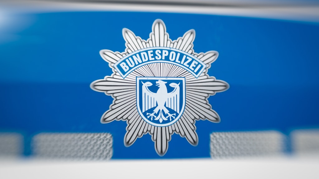 Einsatzkräfte der Bundespolizei nahmen einen Mann fest, der für mehrere Sexualstraftaten verantwortlich sein soll (Symbolbild).