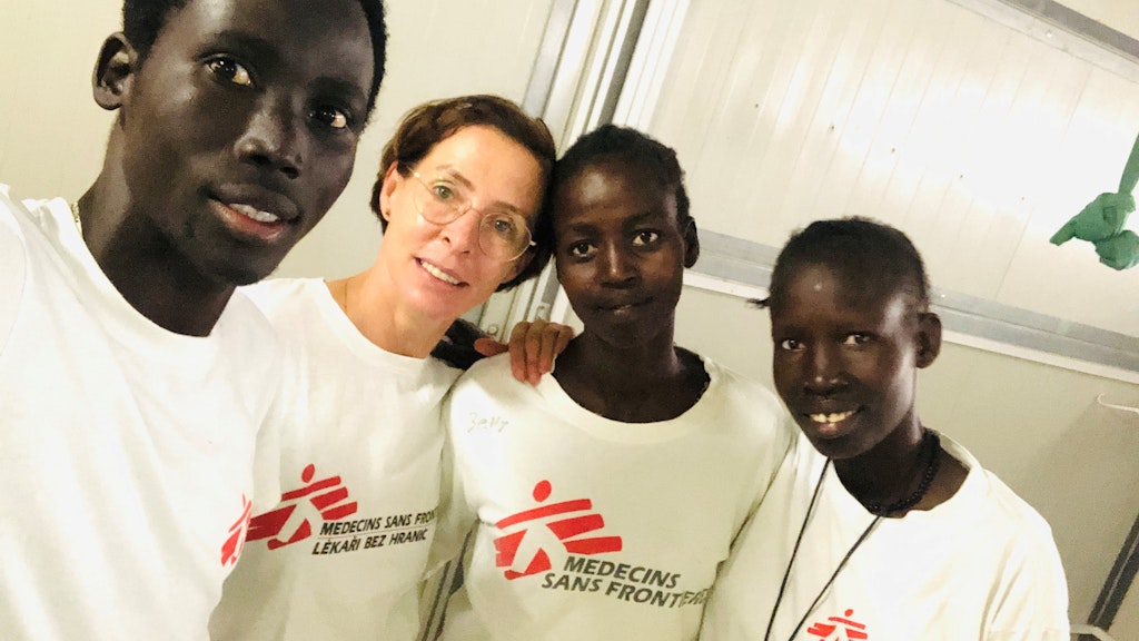 Unsere Hebammen-Kolumnistin Sabine Kroh mit ihren Kollegen und Kolleginnen im Südsudan.