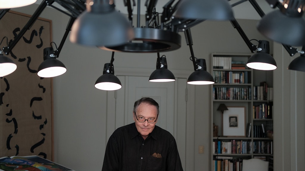 Regisseur Gero von Boehm in seinem Berliner Arbeitsrefugium. Genau so ein Spinnenleuchter von Moooi hängt auch über den ZDF-Talks des Philosophen Richard David Precht, die von Boehm produziert. 