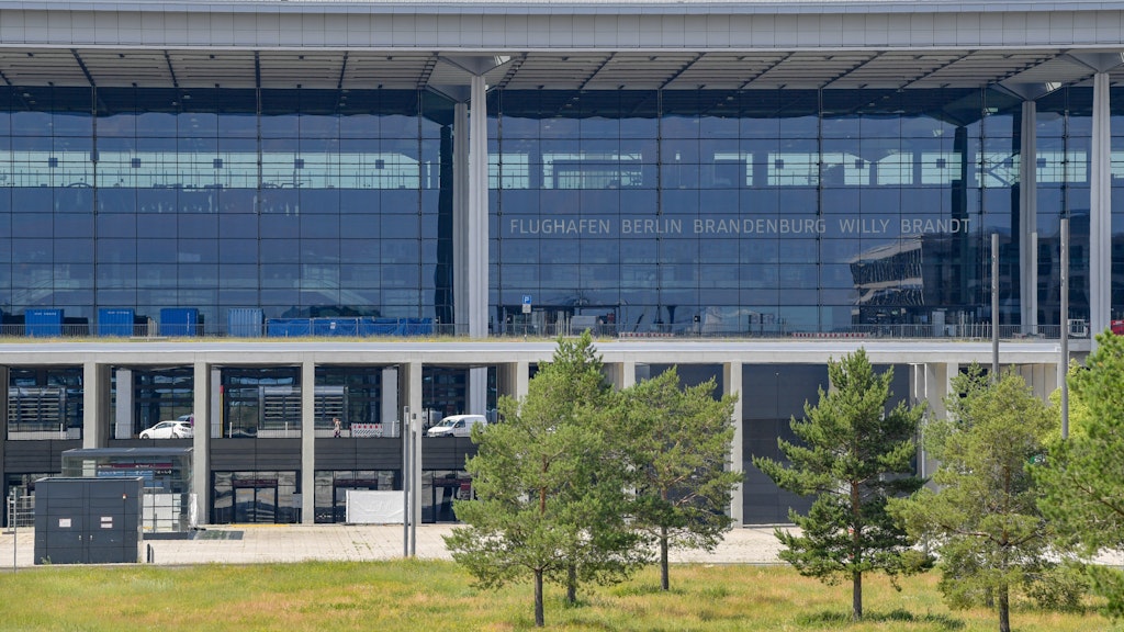 Trotz des ungeplanten Auslösens eines Brandmelders und dem damit verbundenen Abbruch eines Komparsentags am neuen Hauptstadtflughafen BER sind die Betreiber mit dem bisherigen Verlauf der Tests zufrieden. 