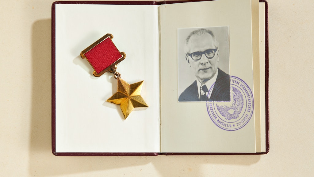 „Held der Sowjetunion“ mit Verleihungsbuch. Honecker war der 11.482. von 11.664 Trägern der Auszeichnung, sagt der Auktionator.
