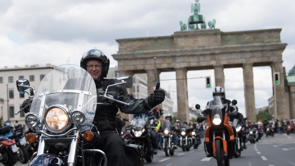 Einige Hundert Motorradfahrer nehmen an einem Motorradkorso gegen ein drohendes Fahrverbot an Sonn- und Feiertagen teil.