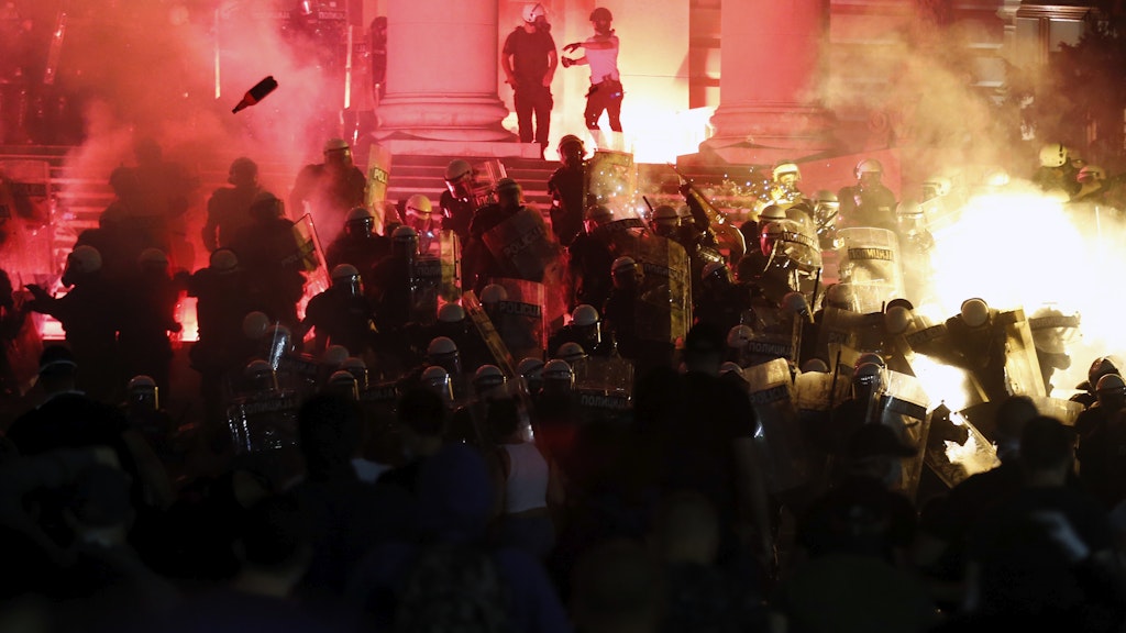 Belgrad: Protestierende stoßen vor dem Parlamentsgebäude mit der Polizei zusammen.