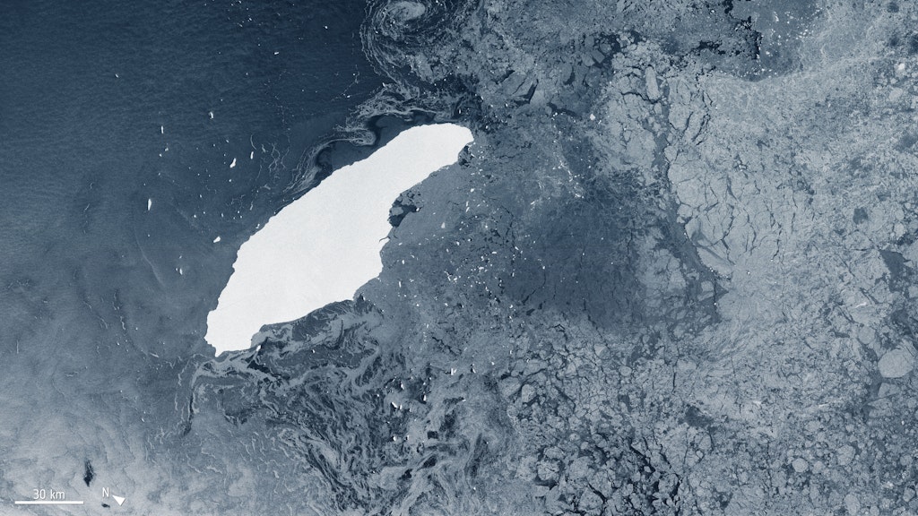 Ein riesiger Eisberg mit der Kennung A-68 schwimmt mitten im Südatlantik in der Nähe der Südlichen Orkneyinseln.
