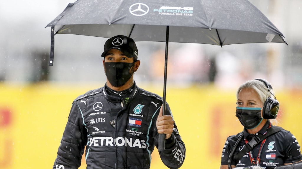 Auch bei Regen das Maß der Dinge: Lewis Hamilton.