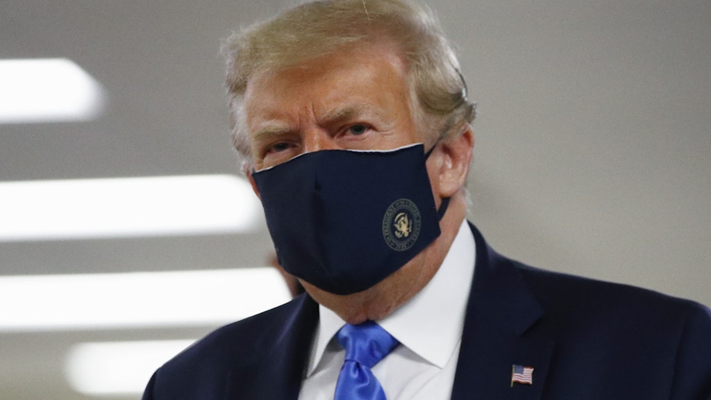 Donald Trump mit Maske.