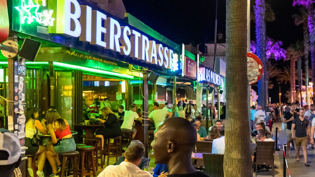 Drangvolle Enge: Auf und in der Bierstraße geht die Party jetzt wieder so richtig los.