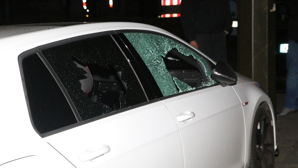 Die Scheiben mehrerer Autos wurden zerstört.