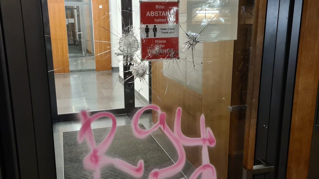 Auch eine Sparkassen-Filiale wurde angegriffen.