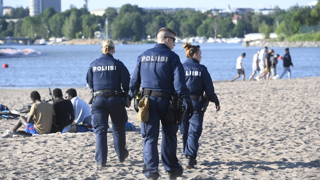 Polizisten patrouillieren am Abend der Sommersonnenwende am Strand von Helsinki.