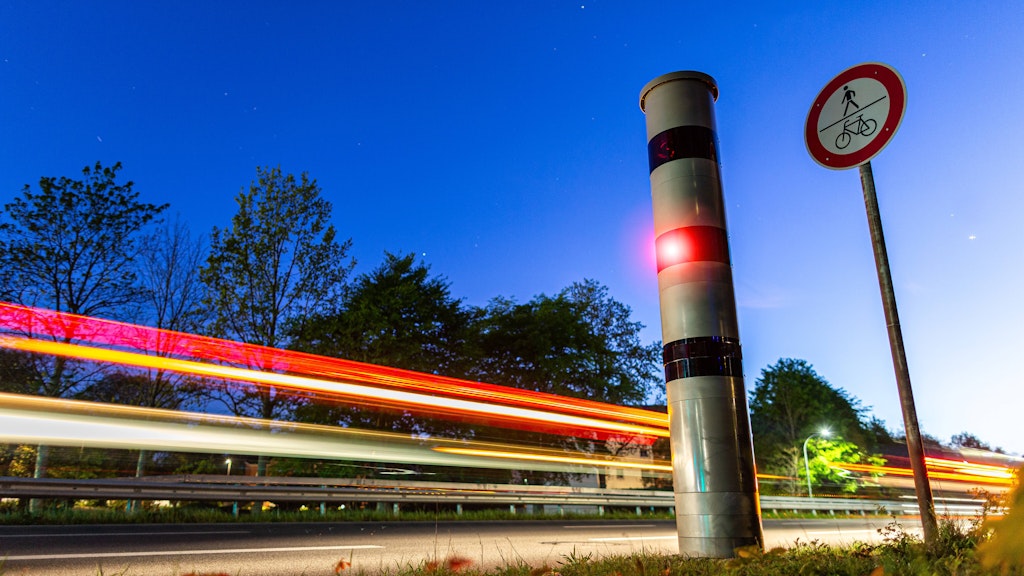 Rasen sollte im neuen Bußgeldkatalog härter bestraft werden. Wegen eines Formfehlers gelten die alten Regeln aber erstmal weiter. 