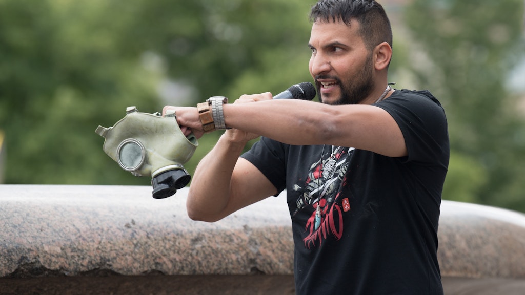 Der vegane Koch Attila Hildmann bei einer Demonstration.