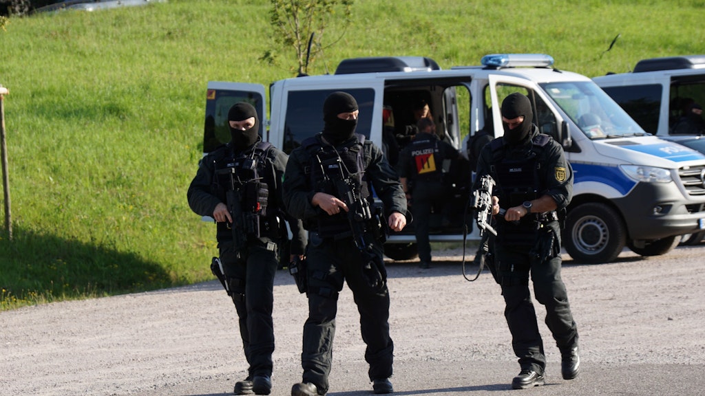 Drei vermummte und bewaffnete Polizisten im Einsatz in Oppenau.