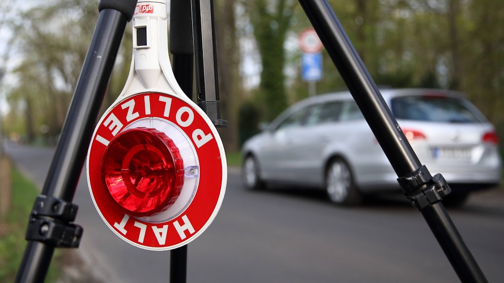 Die Polizei hat an einem Straßenrand einen Blitzer aufgebaut.