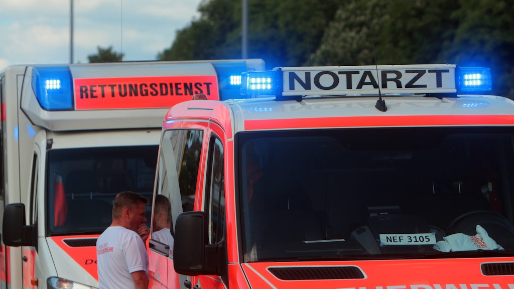 Rettungsfahrzeuge der Feuerwehr im Einsatz (Symbolbild).