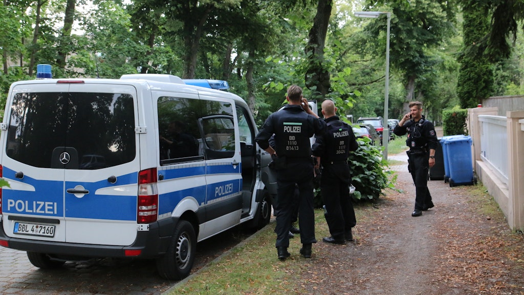 Einsatzkräfte der Polizei kurz nach der Festnahme in Wannsee.