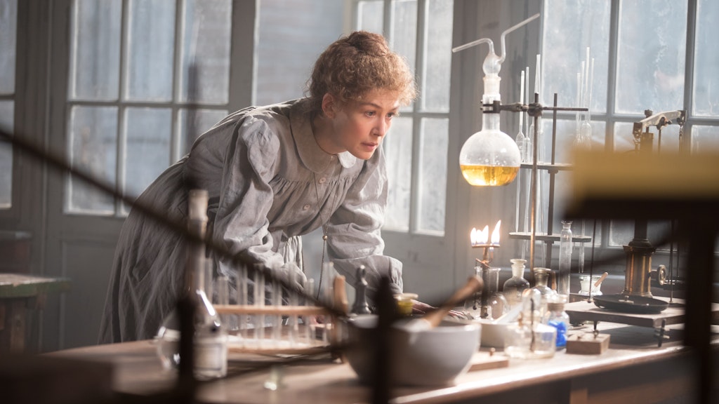 Rosamund Pike als Marie Curie in einer Szene des Films "Marie Curie - Elemente des Lebens".