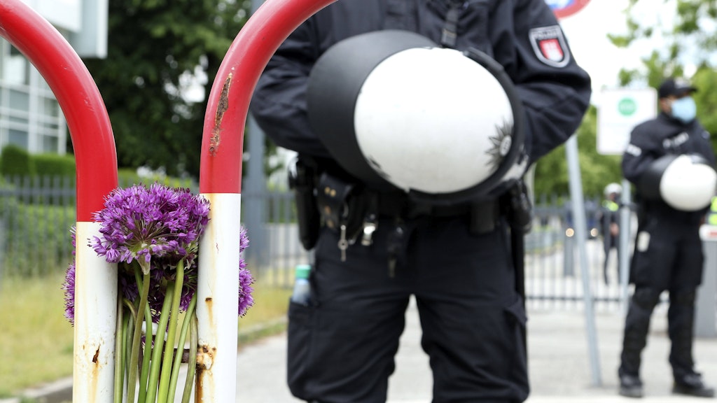 Polizisten in Hamburg bei einer Kundgebung gegen Polizeigewalt. 