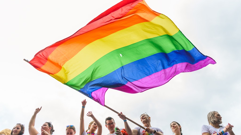 Eine Regenbogenfahne gegen Homophobie.