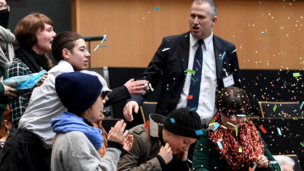 Mehrere Menschen bei der Konfetti-Attacke im vergangenen Januar im Berliner Abgeordnetenhaus.
