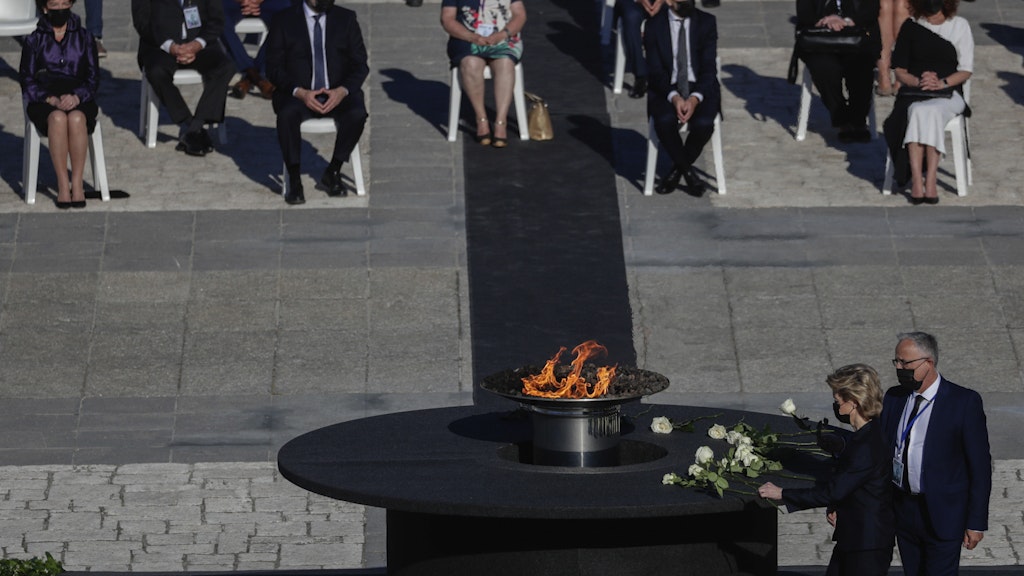 Ursula von der Leyen nimmt an einer Trauerzeremonie zum Gedenken an die Corona-Opfer auf dem Armeria-Platz vor dem Madrider Königspalast teil.
