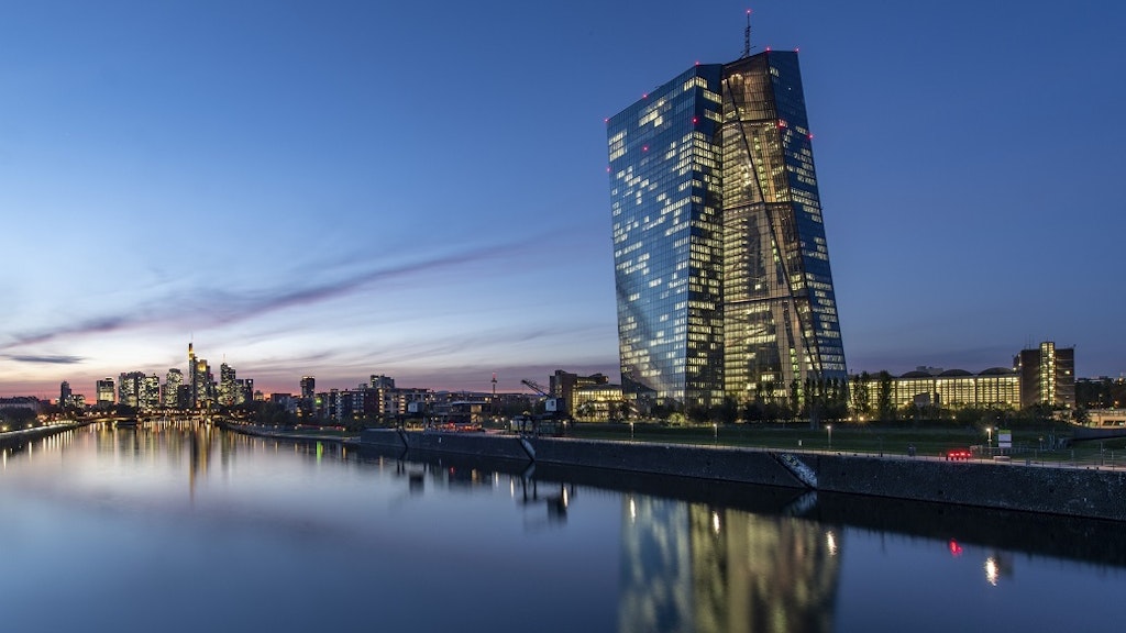 Die Lichter in den Büros der Europäischen Zentralbank (EZB) leuchten im letzten Licht des Tages.