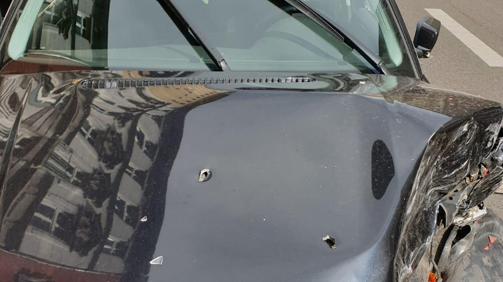 Die Einschüsse in der Motorhaube des Wagens.