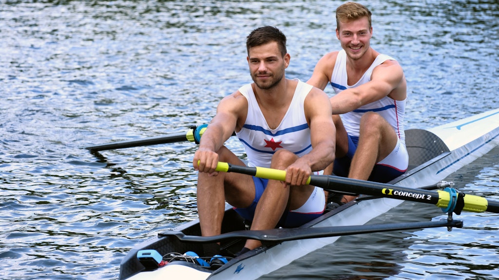 Wollen nicht klein beigeben: Anton Braun (vorne) und René Schmela auf dem Kleinen Wannsee. <br>