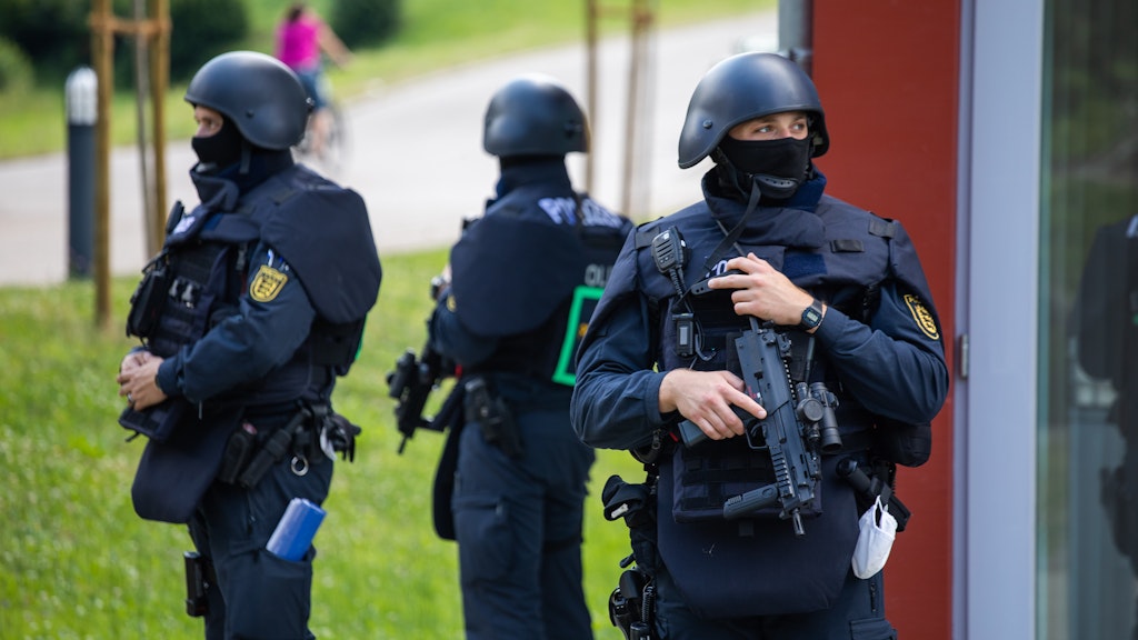 Drei vermummte und bewaffnete Polizisten im Einsatz in Oppenau.