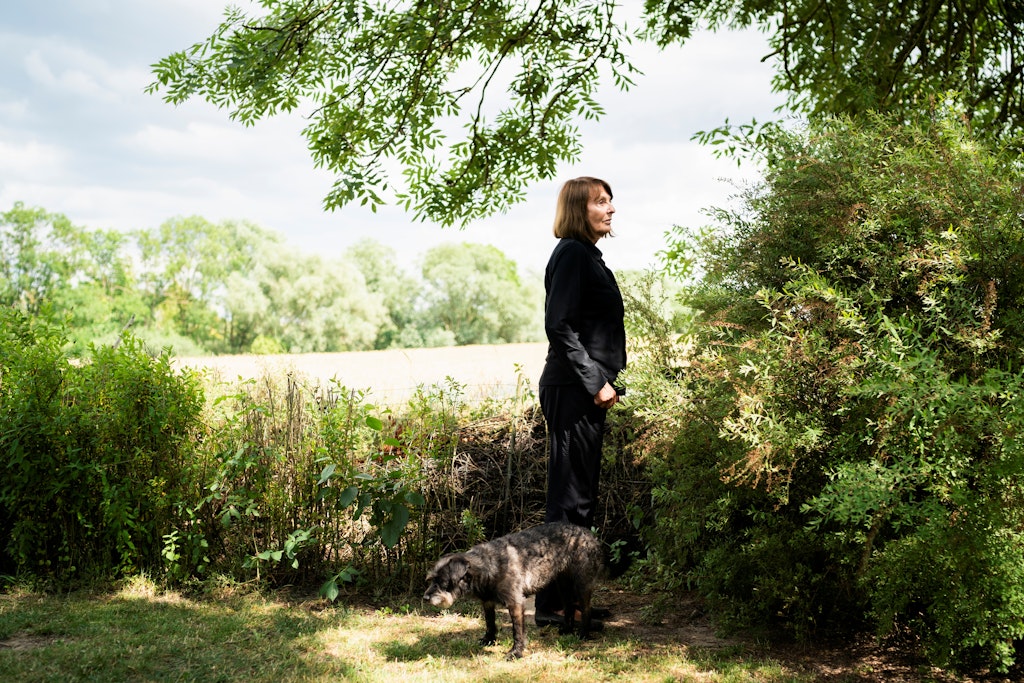 Die Schriftstellerin Monika Maron im Garten ihres Hauses in Mecklenburg-Vorpommern.