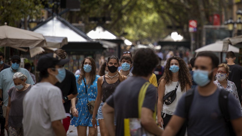 Menschen auf der Ramblas in Barcelona.