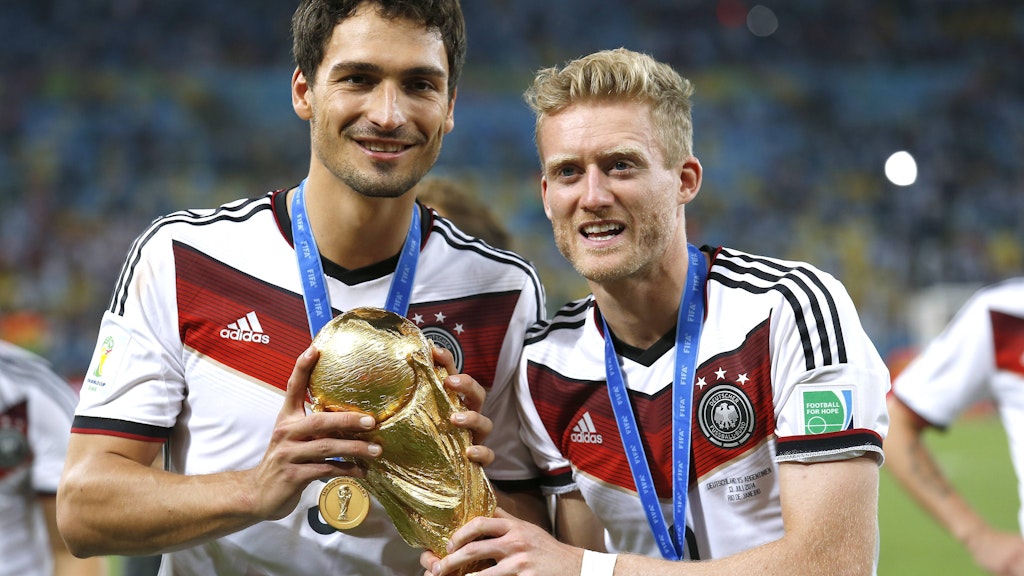Weltmeisterehren: André Schürrle (r.) liebkost mit Mats Hummels den Pokal.