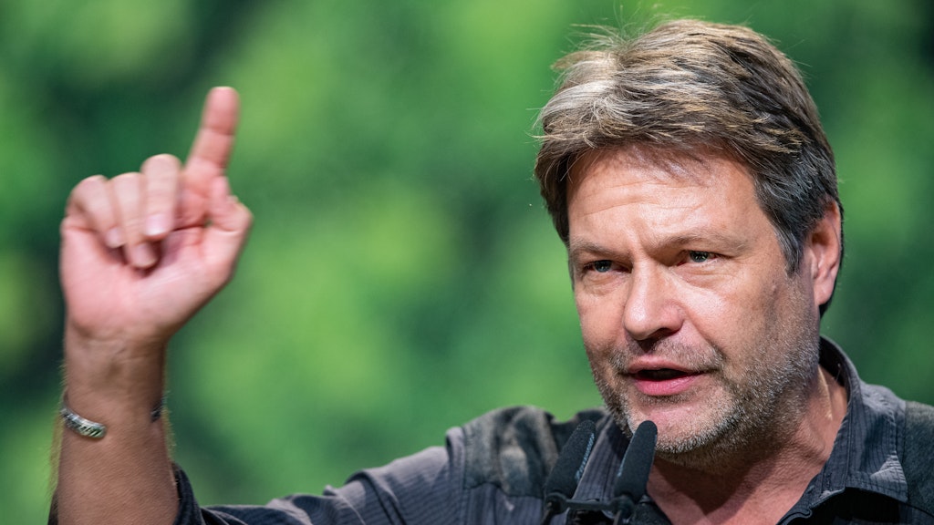 Grünen-Chef Robert Habeck wird für seine Pläne zu einem Tempolimit kritisiert.