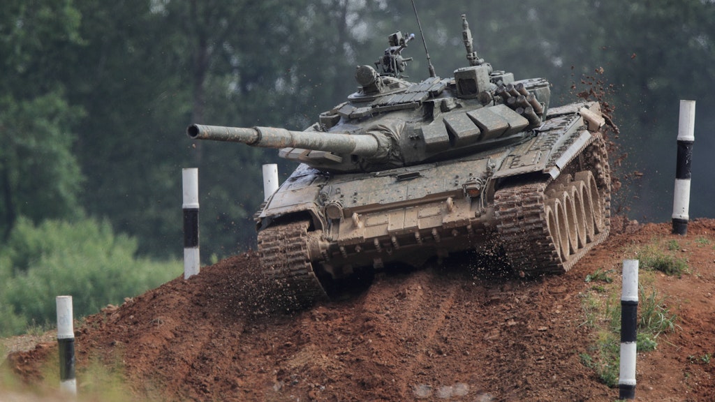 Ein russischer Panzer vom Typ T-72B3 während eines militärischen Wettkampfs.