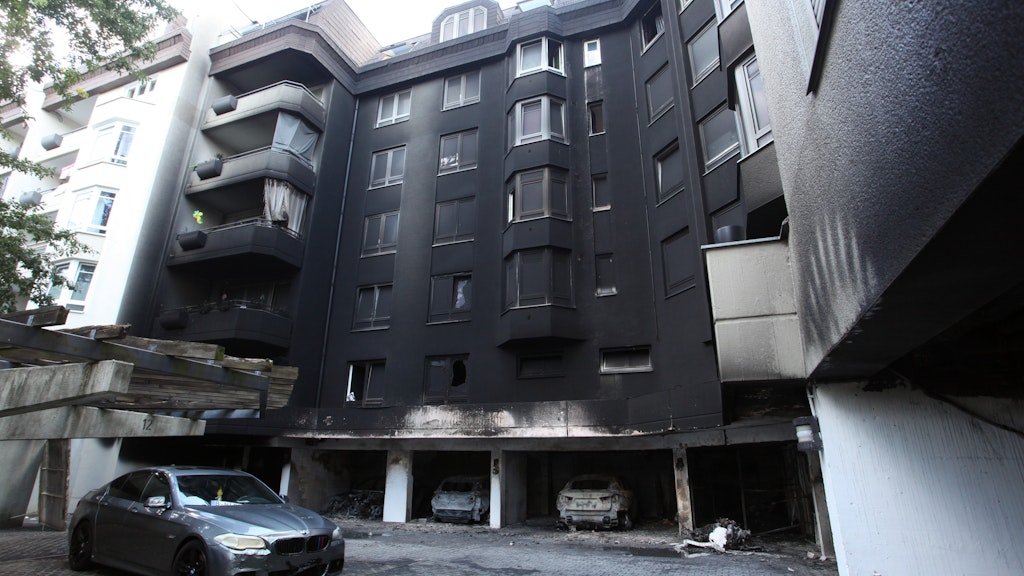 Erst brannten die Autos in der Garage, dann griff das Feuer auf das Gebäude in der Jahnstraße über. 