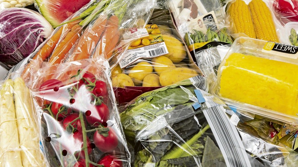 Gemüse in Plastik verpackt.