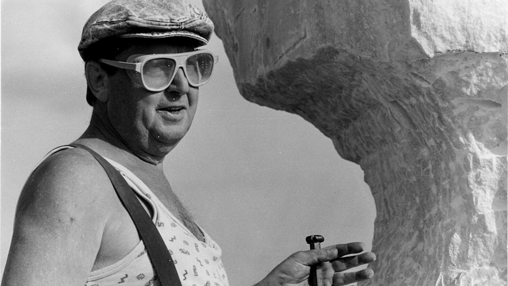 Werner Stötzer beim Bildhauersymposium Krugberg bei Seelow im Jahr 1992.