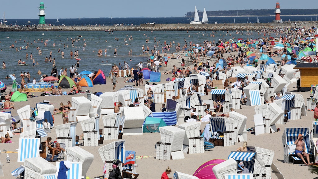 Am Sonnabénd zog es wie hier in Warnemünde unzählige Menschen an die Ostsee.