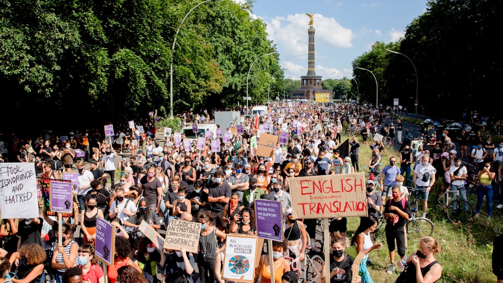 Der Demonstrationszug unter dem Motto „Deutschland hat ein #Rassismusproblem - Aktionswochenende gegen Polizeigewalt“ zieht vor der Siegessäule entlang.