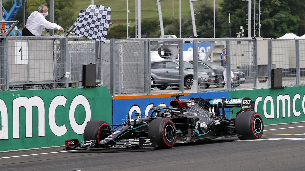 Ein gewohntes Bild: Lewis Hamilton überquert die Ziellinie als Erster.