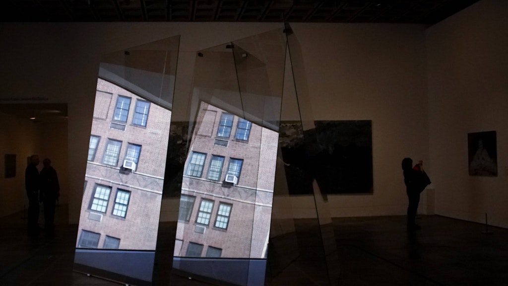 Fragil stabil, ein Spiegel der Umwelt: „7 Scheiben (Kartenhaus)“, 2013, eine Glas-und-Stahl-Konstruktion von Gerhard Richter, hier in der Marian Goodman Gallery London.
