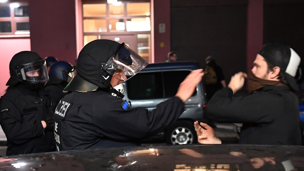 Polizisten sind bei einer Demonstration in Kreuzberg im Einsatz und stehen Demonstranten gegenüber. (Symbolbild)