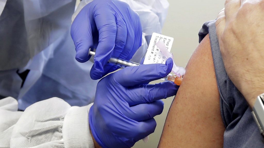 Eine Spritze mit einem möglichen Impfstoff gegen das Coronavirus.