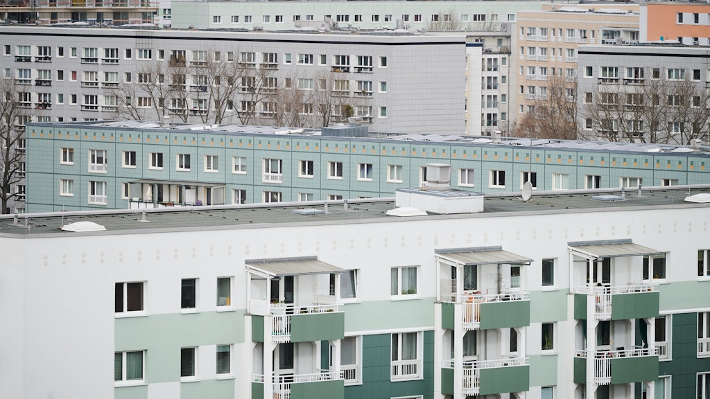 Viele Vermieter wollen wegen des Mietendeckels weniger Geld in ihre Häuser investieren.