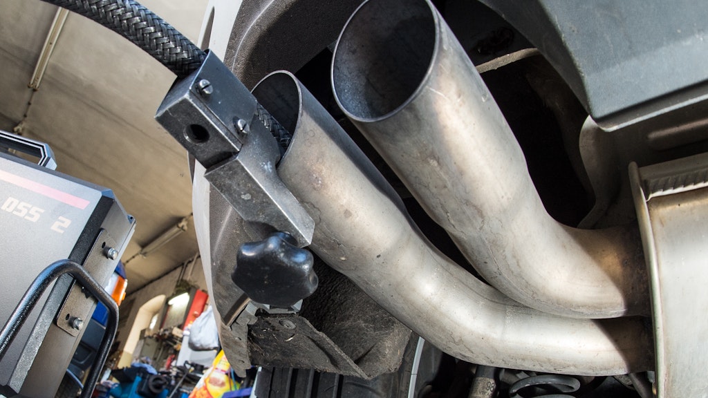 Ein Messschlauch eines Geräts zur Abgasuntersuchung für Dieselmotoren steckt im Auspuffrohr. Im Dieselskandal verhandelt der Bundesgerichtshof (BGH) am Dienstag (10.30 Uhr) zwei weitere Schadenersatz-Klagen von Autokäufern gegen Volkswagen. 